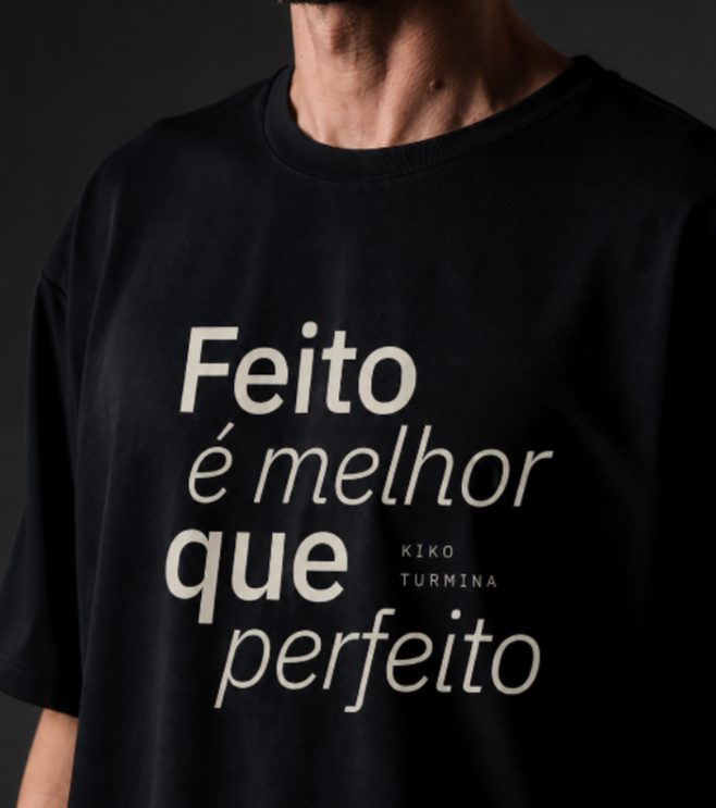 Camiseta preta com a frase Feito é melhor que perfeito
