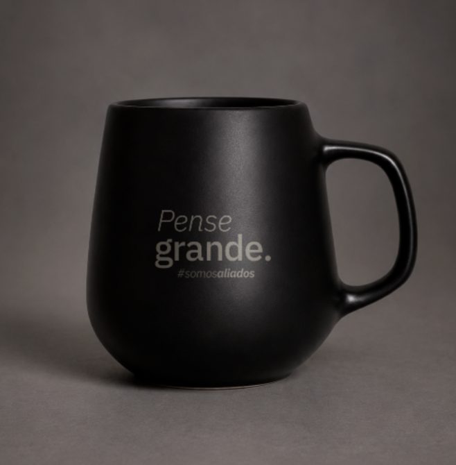 Caneca preta com a frase Pense grande