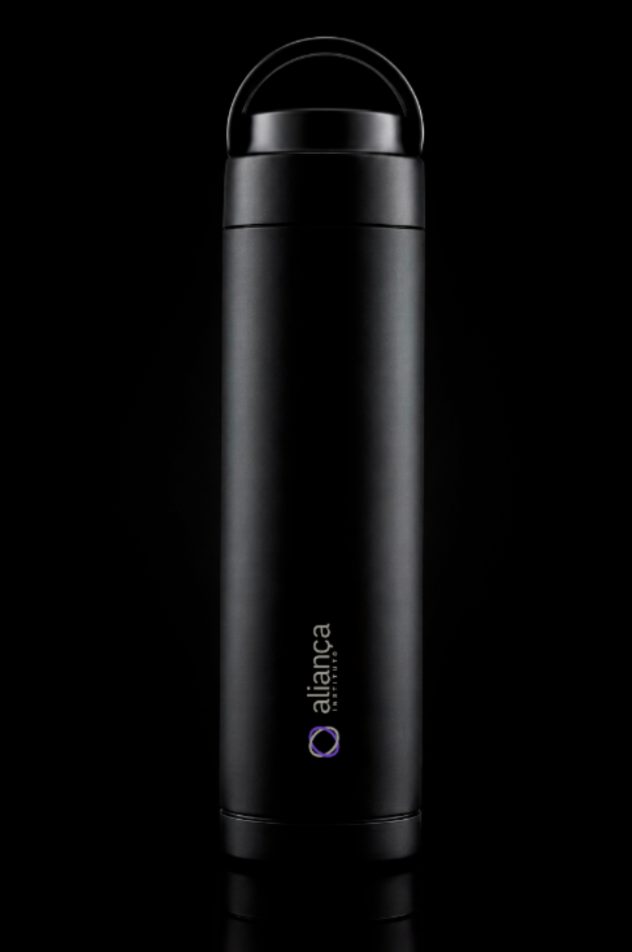 Garrafa térmica preta com a marca Aliança