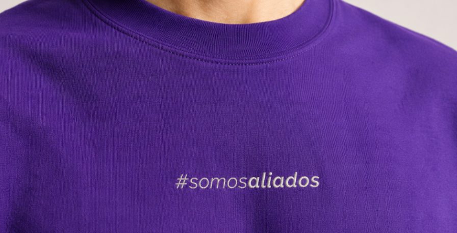 Camiseta roxa com #somosaliados