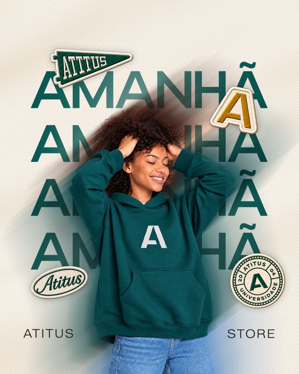 Aluna com moletom verde da Atitus e patches bordados ao redor