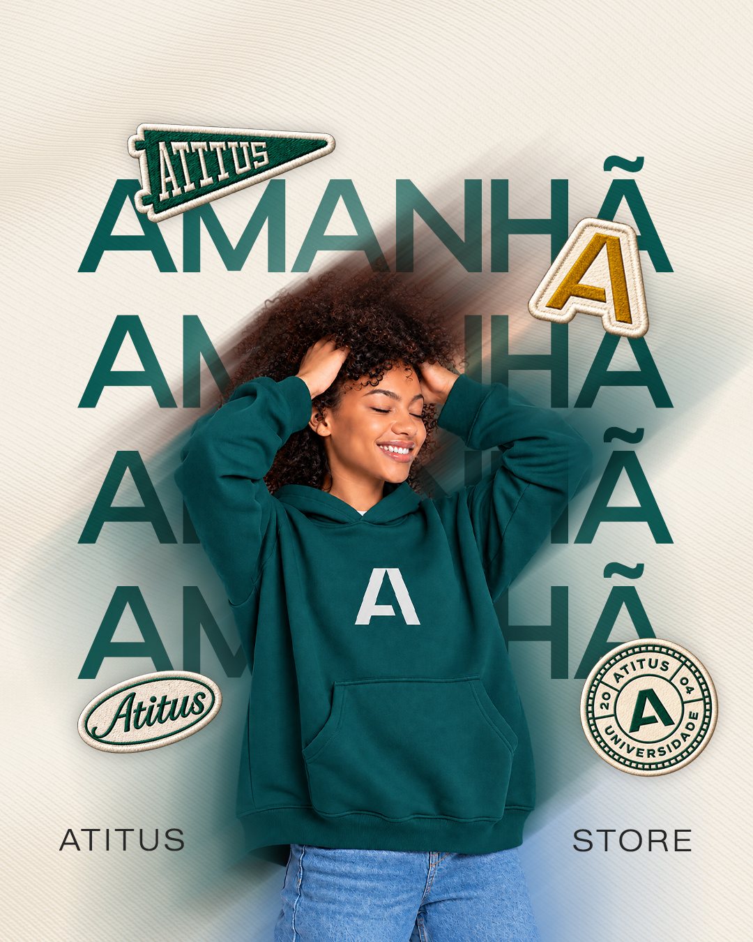 Aluna sorrindo com moletom verde da Atitus, cercada pelos patches da coleção