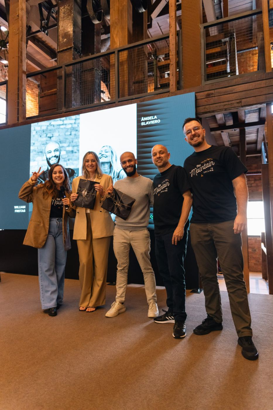 Sócios da Alpina no palco do encontro de cultura