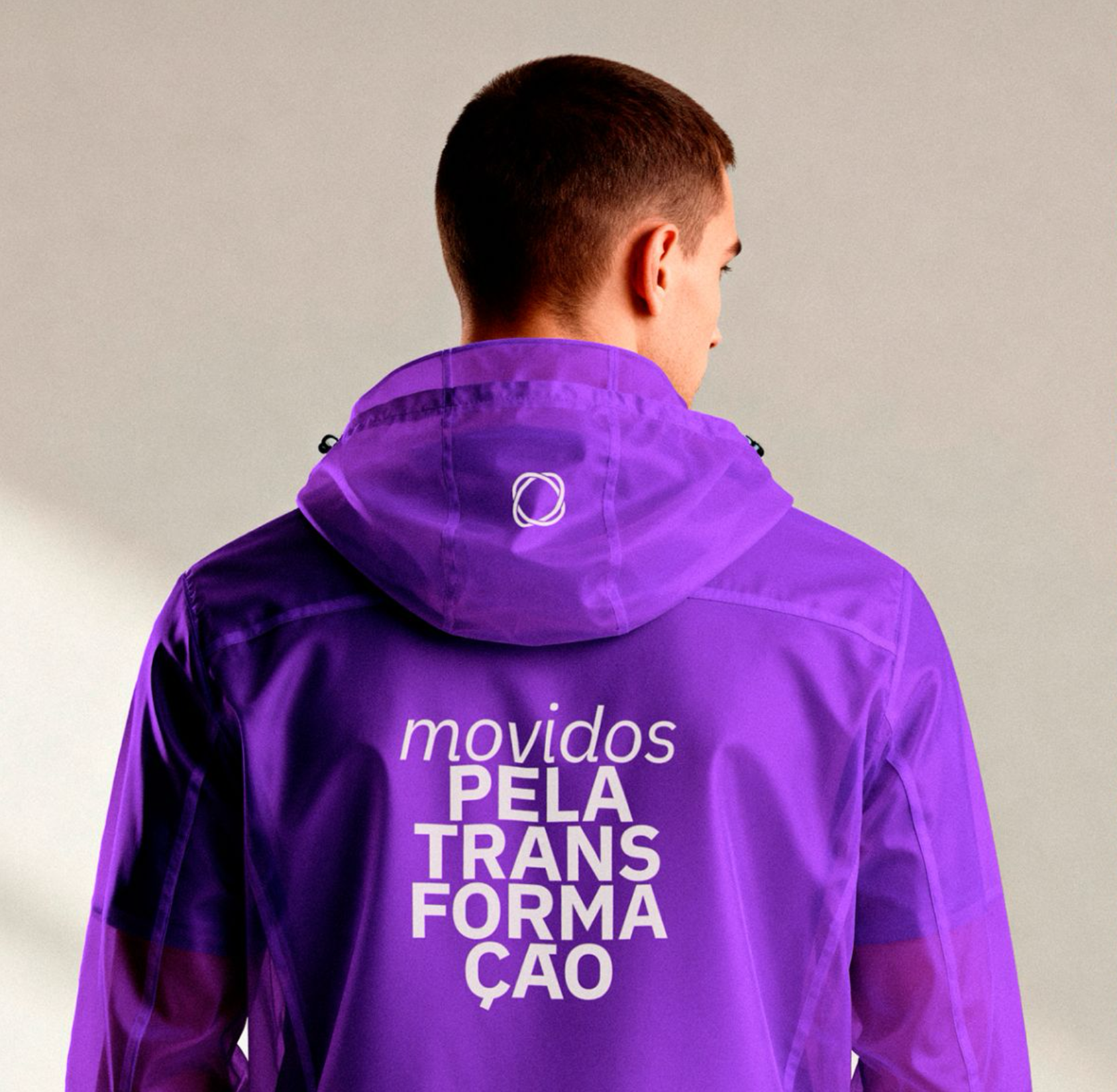Jaqueta púrpura com a frase movidos pela transformação