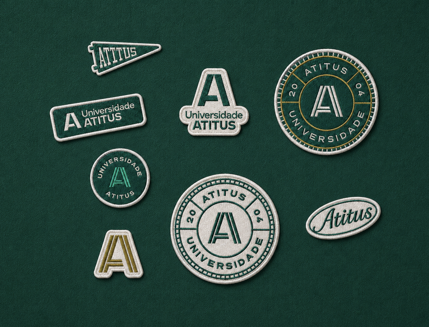 Sete patches bordados do sistema de marca da Atitus Store sobre feltro verde